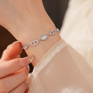 Gros plan d'un bracelet en argent avec pierres œil de chat grises et oxydes de zirconium