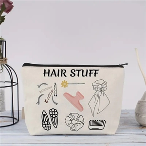 Detail der Canvas-Frisur-Zubehörtasche mit schwarzem Reißverschluss und Hair Stuff Print