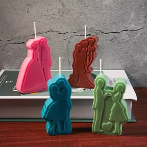Set van 4 kleurrijke silhouetkaarsen met romantische 3D-reliëfontwerpen