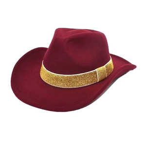 Détail du chapeau en laine bordeaux avec ruban décoratif à paillettes dorées brillantes