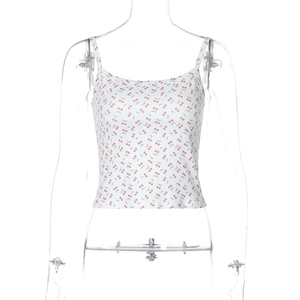 Dettaglio del crop top bianco con stampa a ciliegie rosse e sottili spalline a spaghetti