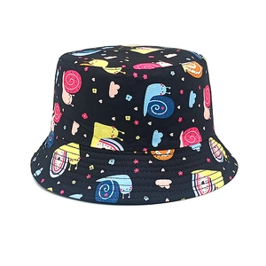 Détail d'un chapeau bob noir en coton avec imprimés colorés d'escargots et de nuages