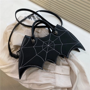 Gothischer Fledermaus PU Leder Umhängetasche mit Spinnennetz Nähten und Kreuz Beschlag.