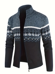 Vue détaillée du motif tricoté nordique bleu et de la fermeture éclair en métal sur le pull