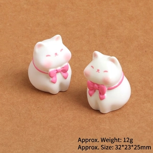 Detailed view of white matte resin kitten figures with size and weight measurements