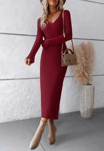 Robe longue élégante en tricot bordeaux à manches longues avec col en V et coupe ajustée