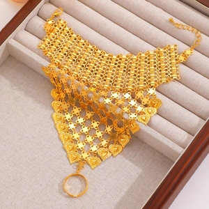 Makroansicht des vergoldeten orientalischen Ring-Armbands mit feinen Hohlnetzdetails