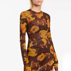 Détail d'une robe longue en maille transparente avec imprimé floral et coutures biais