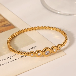 Detailansicht eines 18k vergoldeten Perlenarmbands mit fünf weißen Zirkonia-Steinen
