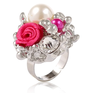 Détail d'une bague fleur réglable avec grande perle, rose rose et cristaux brillants