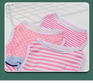 Dettaglio di gilet per animali in cotone a righe e pois rosa con bordi rifiniti e cuciti