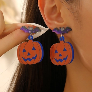 Κοντινό πλάνο με σκουλαρίκια Halloween από ακρυλικό με μοτίβα νυχτερίδας και κολοκύθας