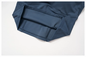 Dettaglio del gilet yoga blu navy con cuciture a doppio ago di qualità su tessuto elastico