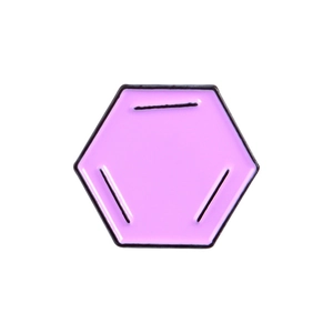 Makroaufnahme einer rosa sechseckigen Emaille-Brosche mit schwarzen geometrischen Linien