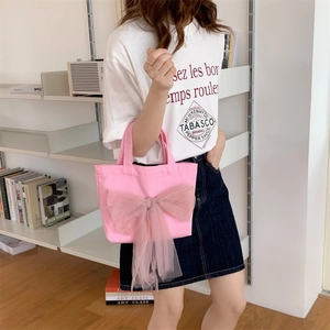 Detailansicht der rosa Canvas-Tasche mit großer Tüllschleife und doppelten Tragegriffen