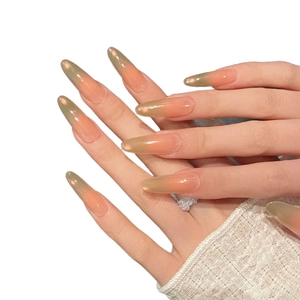 Faux ongles amande longue avec dégradé rose et vert et finition nacrée œil de chat