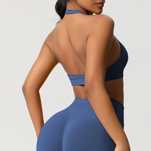 Vue arrière d'un ensemble soutien-gorge de sport dos nu bleu foncé et legging sans couture