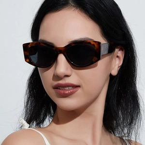 Detailopname van een cat-eye zonnebril met schildpadmotief en donkere glazen