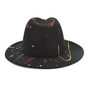 Gros plan détaillé sur les taches de peinture colorées d'un chapeau fedora noir