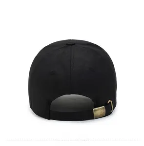 Vista dettagliata del retro del cappellino nero con fibbia di regolazione in ottone