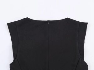 Detailansicht des hochwertigen unsichtbaren Rückenreißverschlusses am schwarzen Jumpsuit