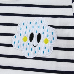 Vestido de niña de rayas blancas y negras con un lindo parche bordado de nube sonriente