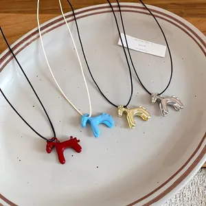 Ensemble de colliers pendentif poney mignon minimaliste en rouge, bleu, or et argent