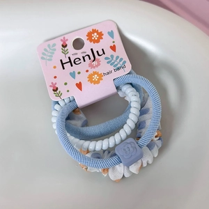 Détail du set d'élastiques bleu clair avec chouchou en mousseline et anneau spiral