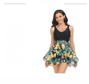 Dettaglio costume da bagno incrociato scollo a V con stampa tropicale e gonna mesh