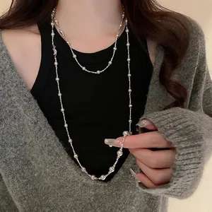 Long collier multi-rangs en perles argentées avec pendentif croissant pour femmes