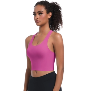 Gros plan du soutien-gorge de sport rose rouge sans couture avec design dos nageur