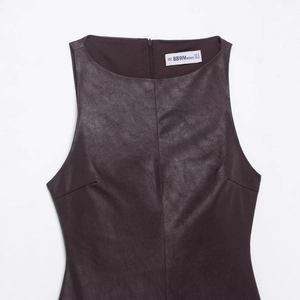 Robe courte sans manches en similicuir marron foncé avec silhouette bouffante chic