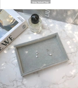 Plateau bijoux en velours givré gris pour boucles d'oreilles sur marbre
