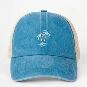 Casquette trucker en denim délavé bleu avec broderie cocotier et filet beige au dos