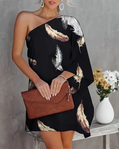 Détail de la robe noire asymétrique à motif plumes avec pochette en cuir assortie