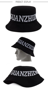 Détail de la broderie blanche sur un chapeau bob en coton noir au style rétro chic