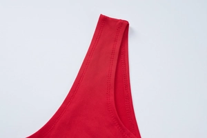 Détail de la robe d'été rouge montrant les coutures doubles et la texture en tricot