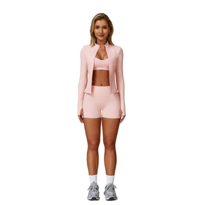 Set da yoga rosa 3 pezzi con giacca a zip, reggiseno sportivo e pantaloncini fitness