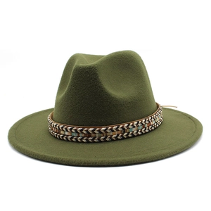 Detail eines olivgrünen Fedoras mit mehrfarbigem, gewebtem Hutband im Ethno-Böhmischen Stil