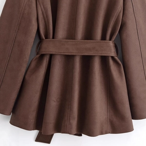 Trench da donna in finto scamosciato marrone scuro con cintura annodata e vista posteriore