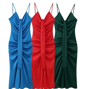 Détails de robes en satin à col en V en bleu, rouge et vert avec des plis à la taille