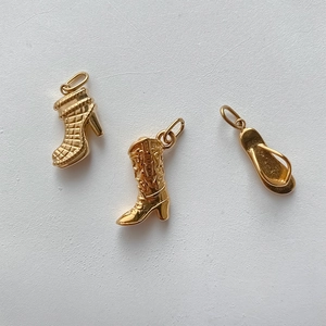 Goldene Schuhanhänger aus Messing mit Stilettostiefel Cowboy-Stiefel und Flip-Flop