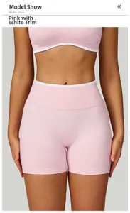 Dettaglio del set yoga rosa senza cuciture con bordo bianco sui pantaloncini a vita alta