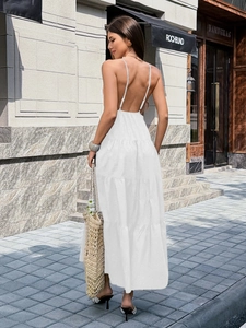Elegantes weißes rückenfreies Stufen-Maxikleid mit Lagenrock-Design in der Rückansicht