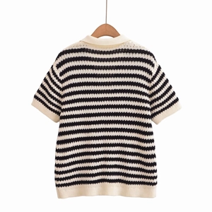 Maglione in maglia a righe bianche e nere a maniche corte in stile francese elegante