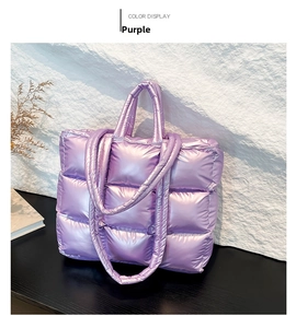 Dettaglio borsa shopper viola trapuntata imbottita con finitura perlata lucida