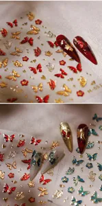 Détail de stickers à ongles papillon en relief 3D avec dorures métalliques rouge et or
