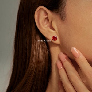 Orecchini a lobo 8mm in argento S925 con finto diamante rosso taglio a rosa