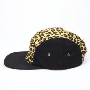 Detailansicht der 5-Panel-Camper-Cap mit Leopardenmuster, Metallösen und flachem Schirm
