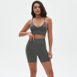 Nahaufnahme von nahtlosem dunkelgrauem Yoga-Set mit High-Waist-Shorts und V-Ausschnitt-Bra
